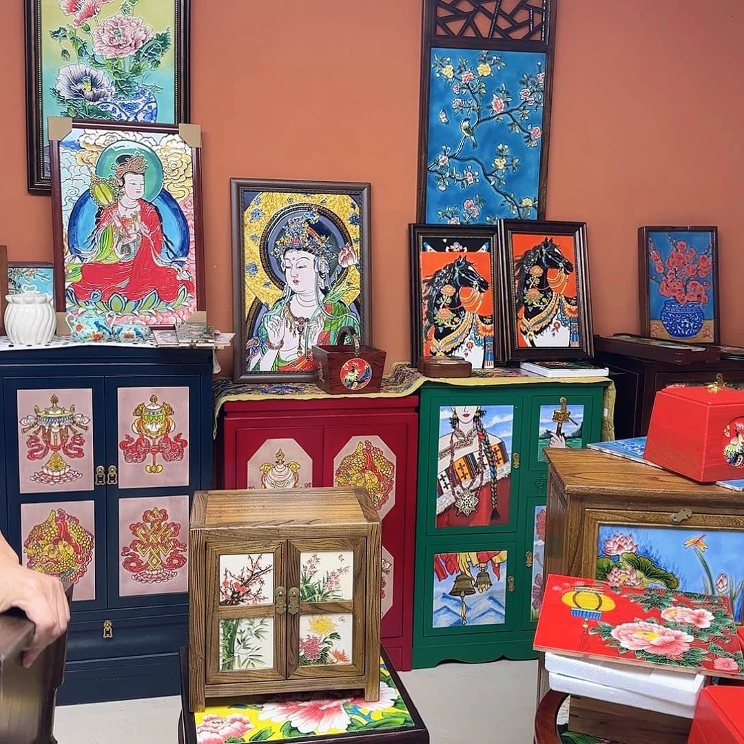 有机玻璃红色马 挂画