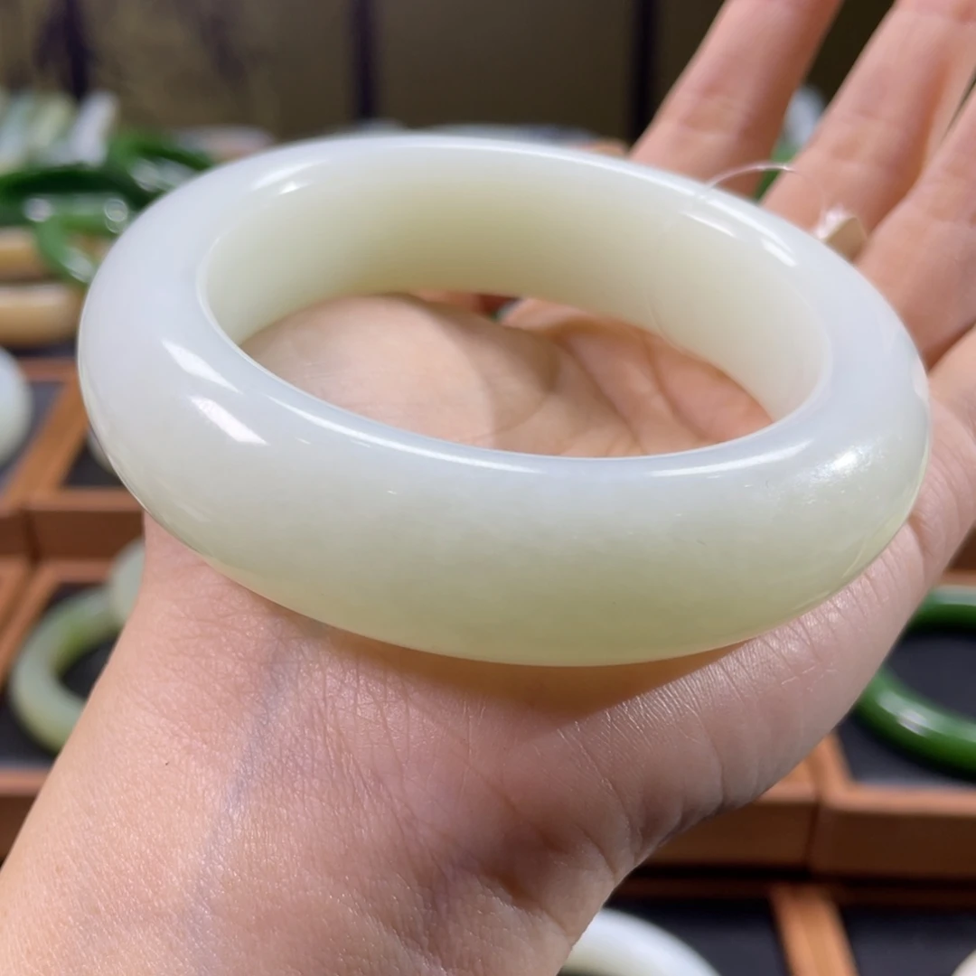 和田玉未镶嵌手镯58圈 有结构