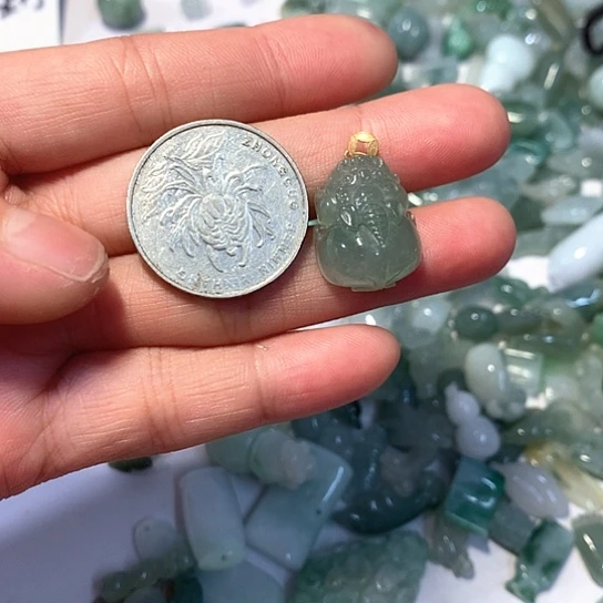 翡翠18K金镶嵌颈饰皮休