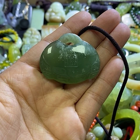 岫玉未镶嵌颈饰一个
