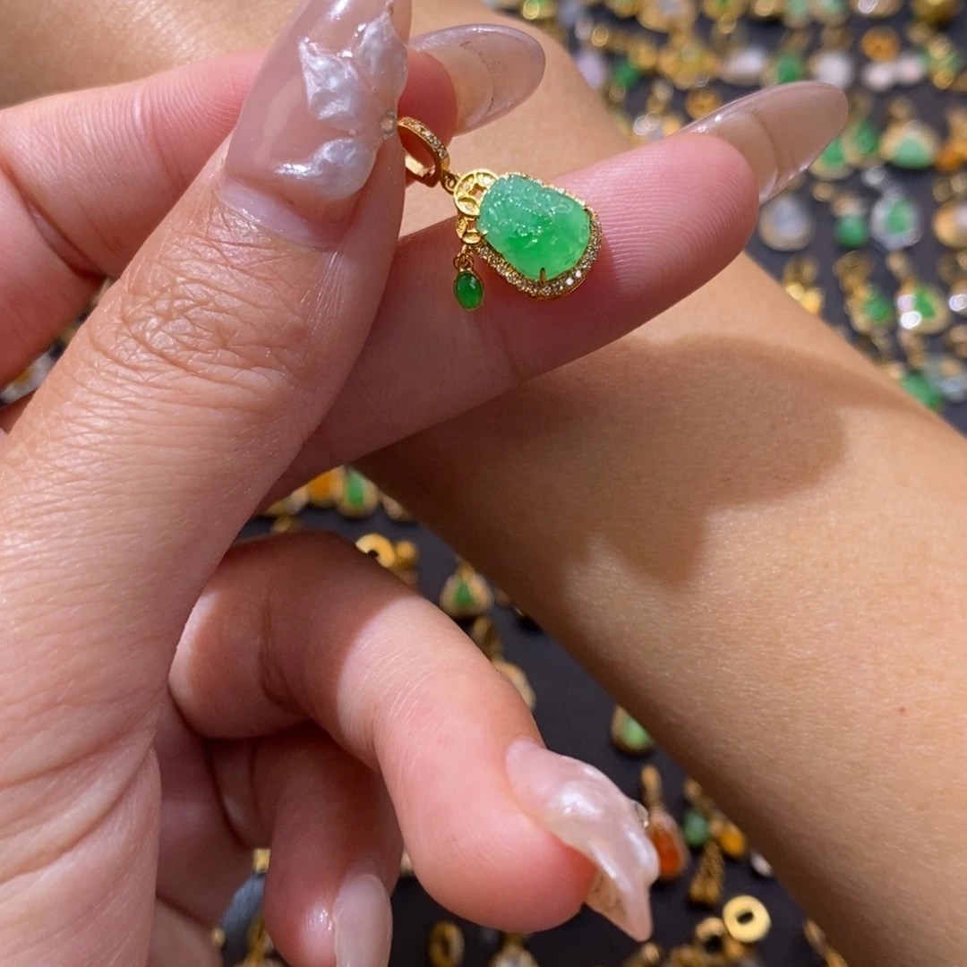 彩***糖翡翠18K金镶嵌颈饰