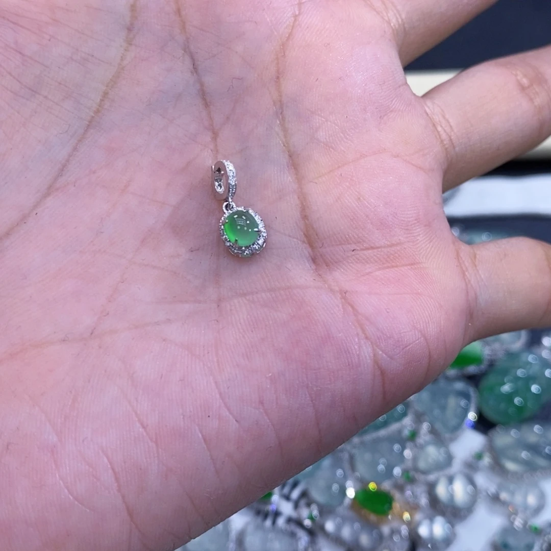 翡翠18K金镶嵌颈饰