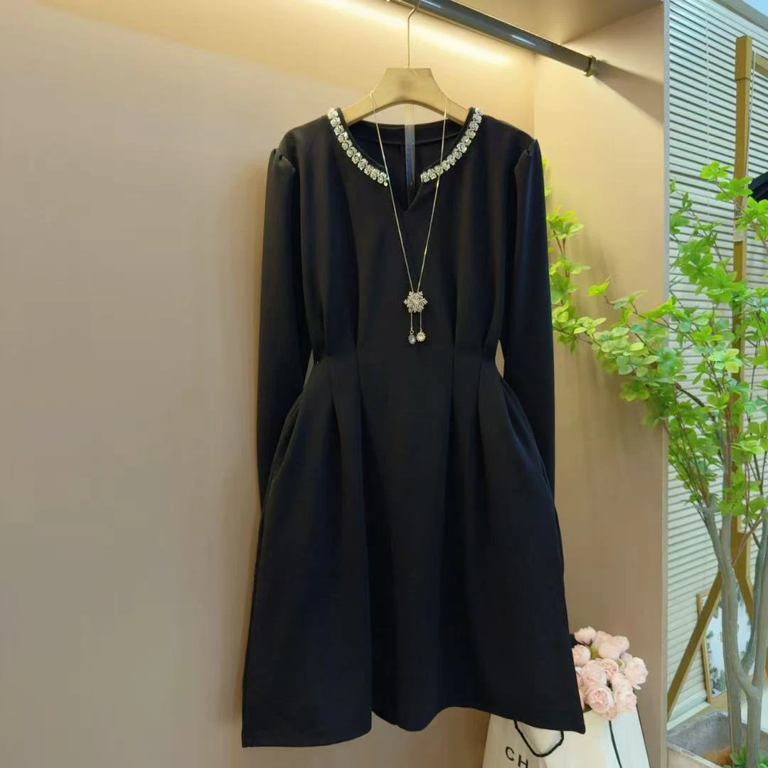 秋季新款显瘦纯色镶钻圆领百搭遮肉长袖连衣裙（长92左右）