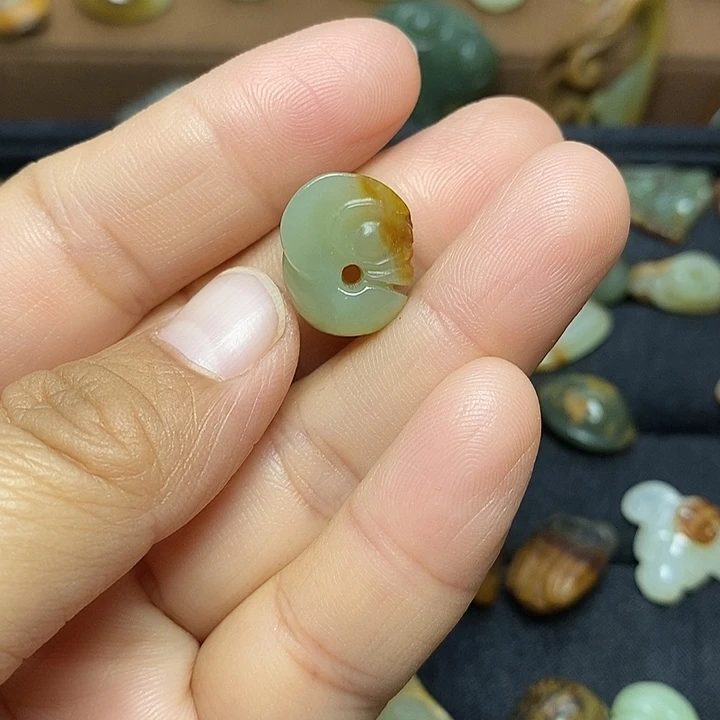 时***越岫岩河磨玉（透闪石质玉）未镶嵌颈饰