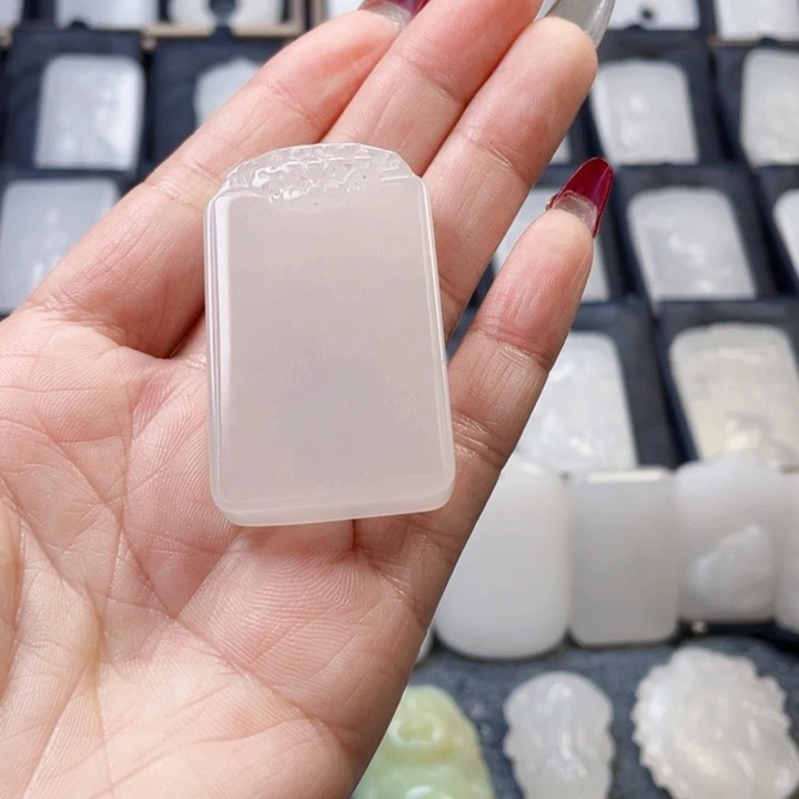 石英质玉（金丝玉）颈饰未镶嵌J**?新疆金丝玉