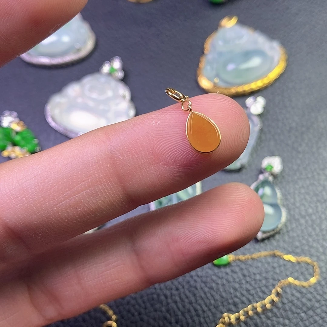 颈饰18K金镶嵌翡翠