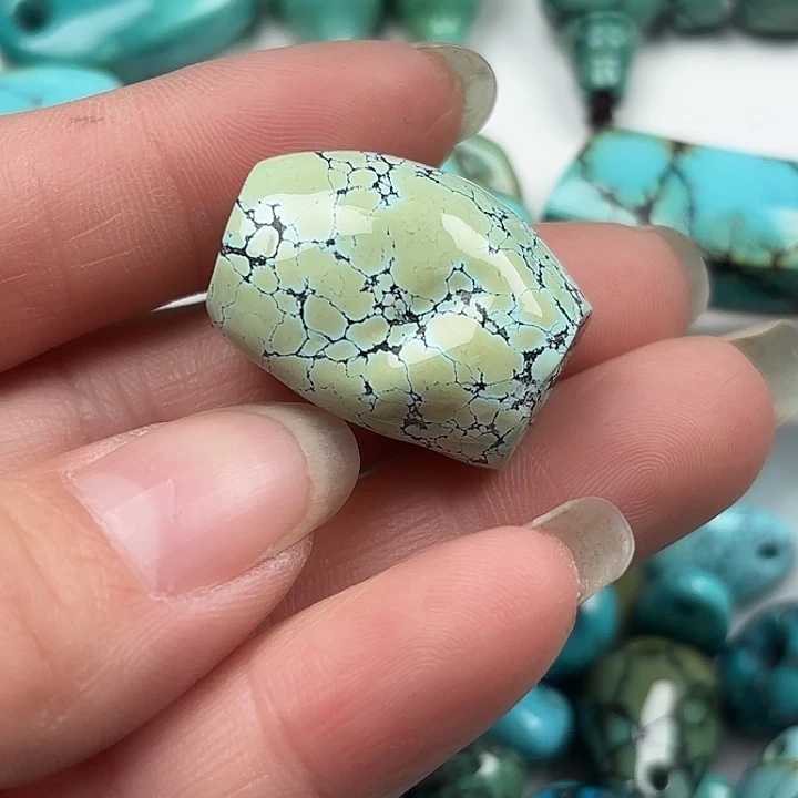 有***浪绿松石未镶嵌珠宝奇石