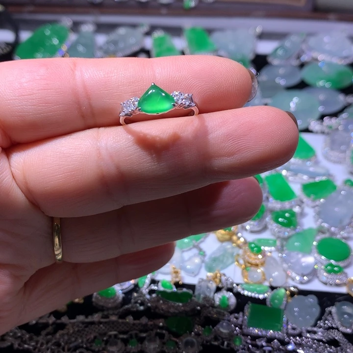 翡翠18K金镶嵌戒指