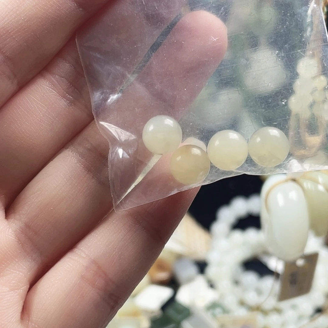 茉***倾和田玉未镶嵌颈饰