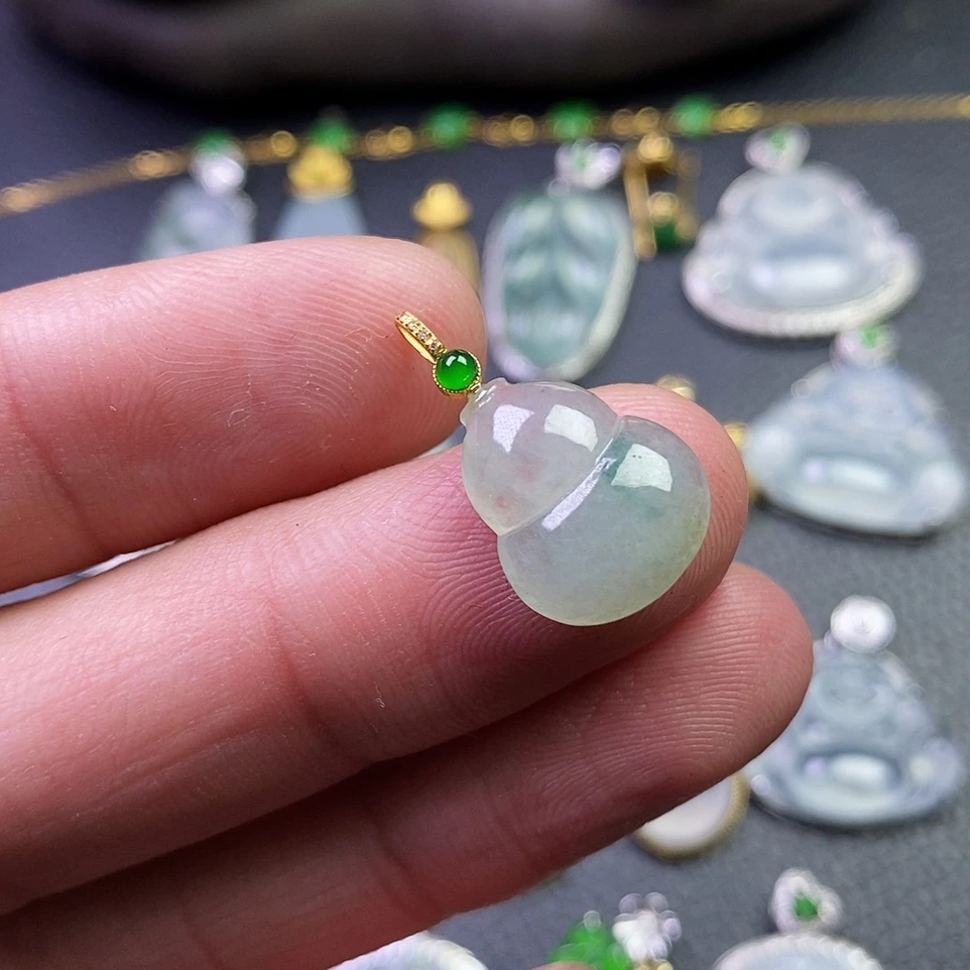 颈饰18K金镶嵌翡翠