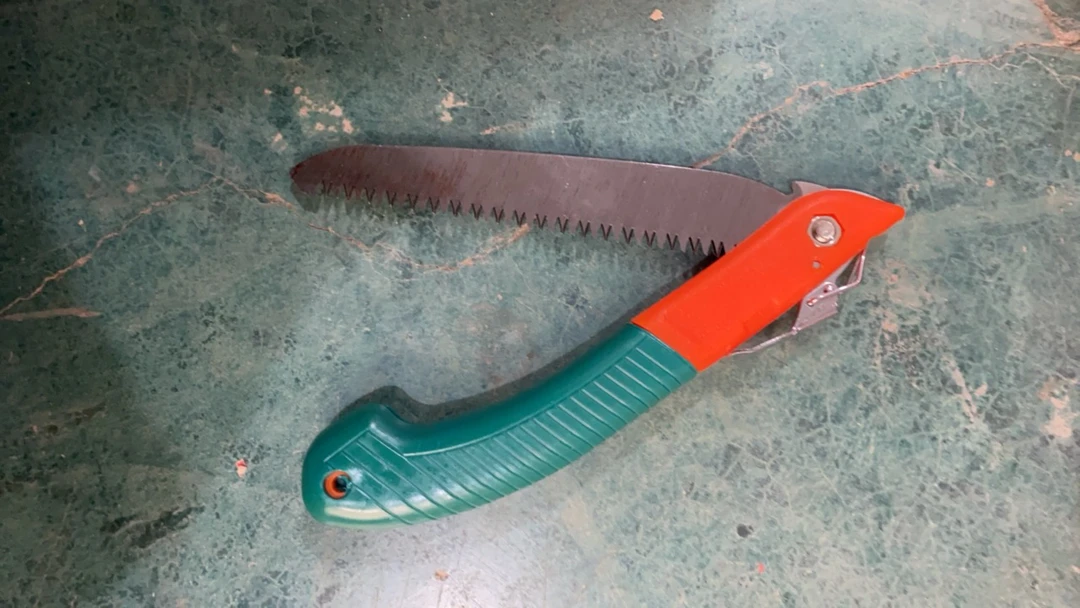 绿色折叠锯枝条锯