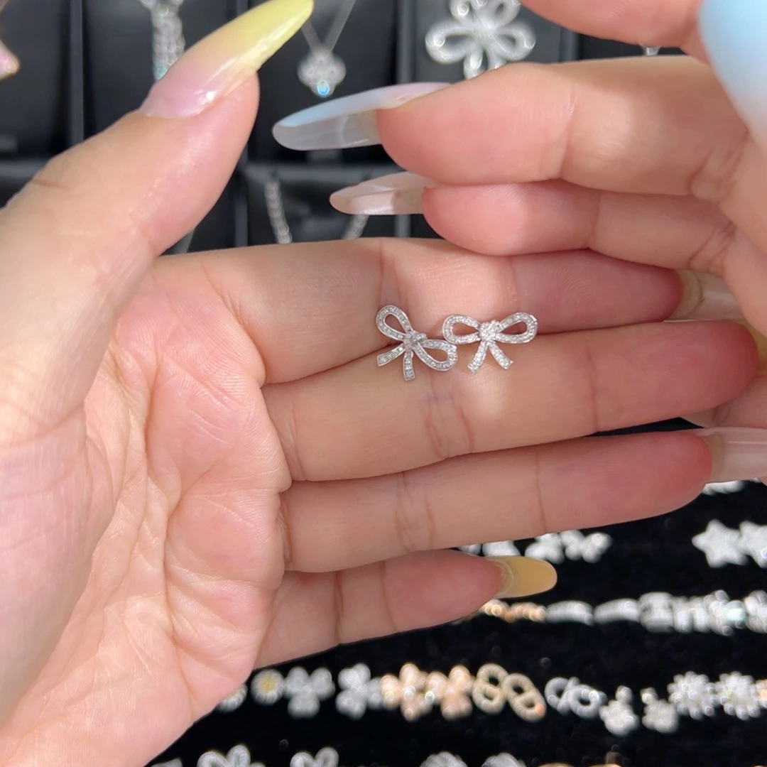 18K金镶嵌耳饰钻石蝴蝶结耳钉