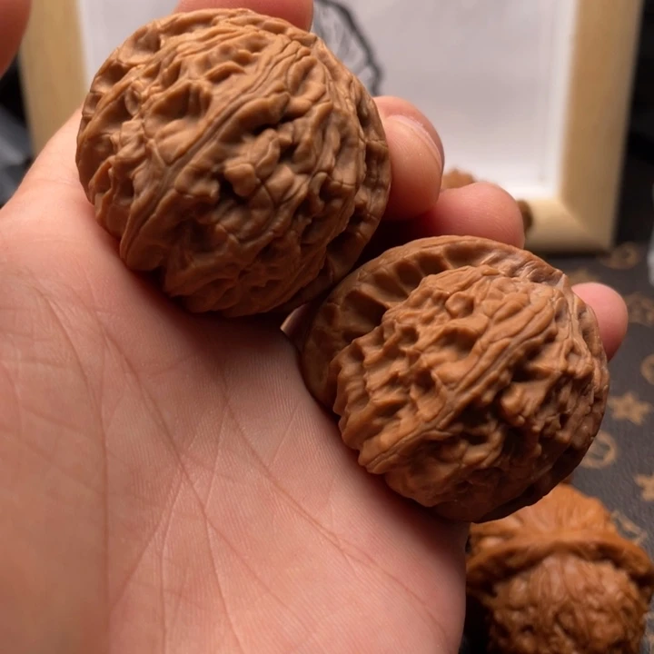 核桃白狮子文玩核桃