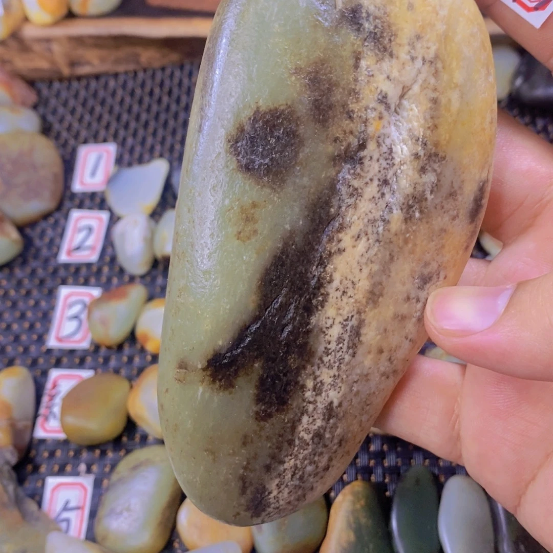 颈饰未镶嵌和田玉（糖玉）