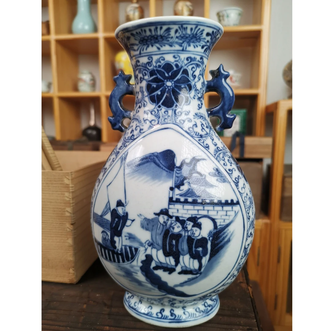 一件画工精湛的青花瓷瓶