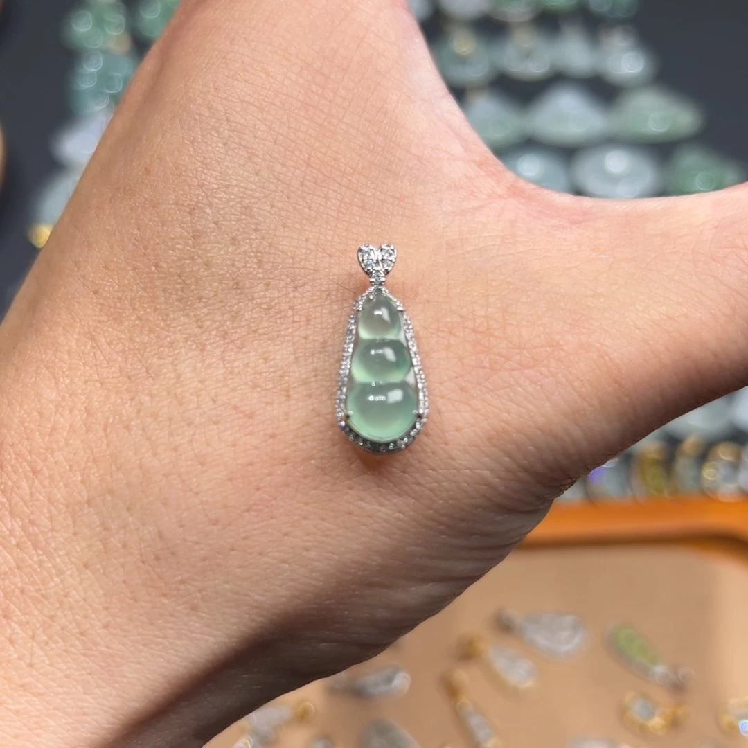 翡翠18K金镶嵌颈饰豆子