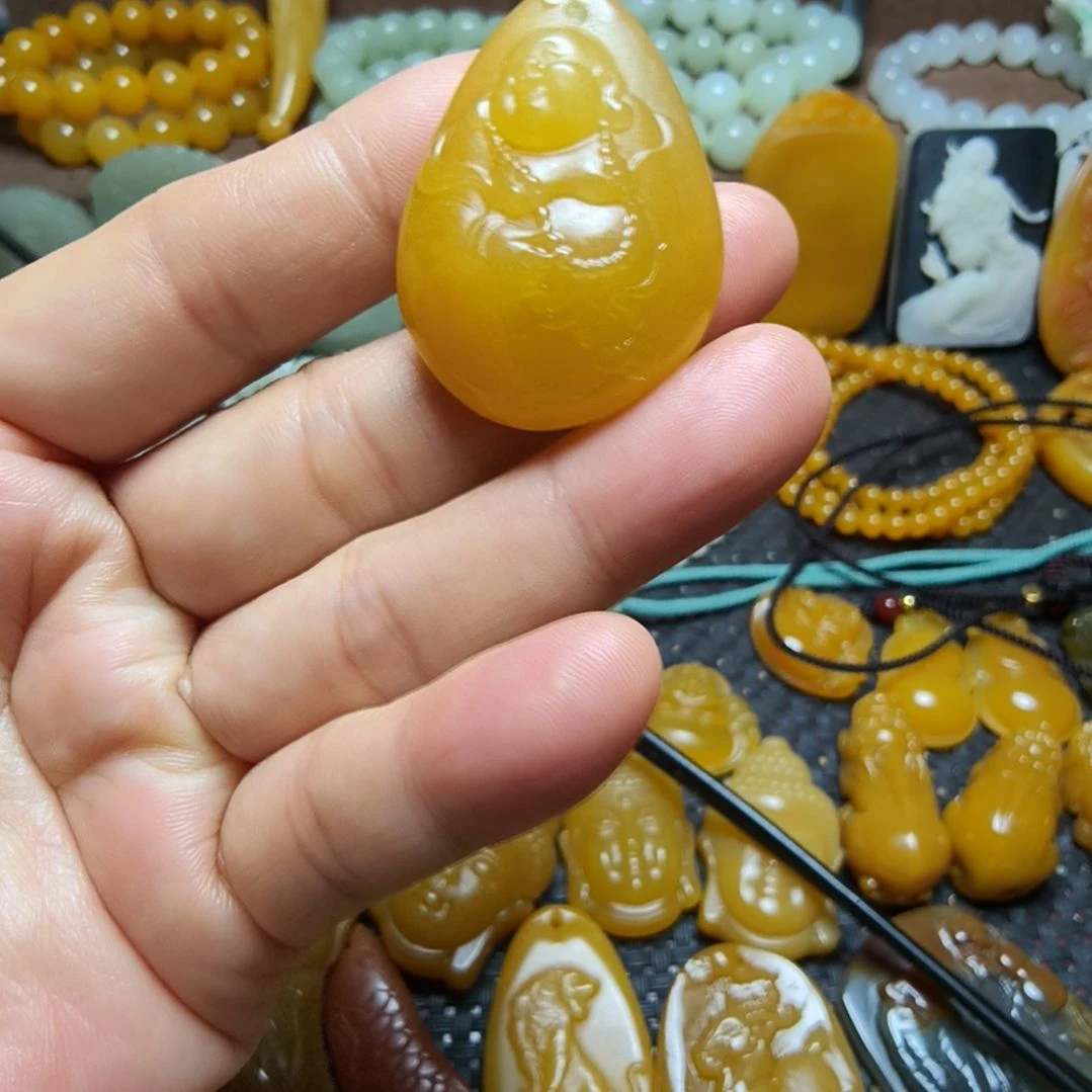 未镶嵌石英质玉（黄龙玉）颈饰