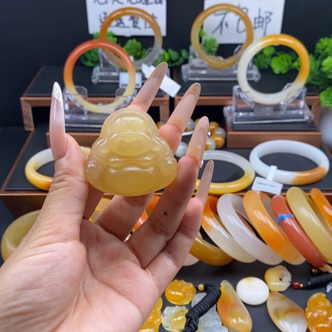 未镶嵌石英质玉（黄龙玉）颈饰