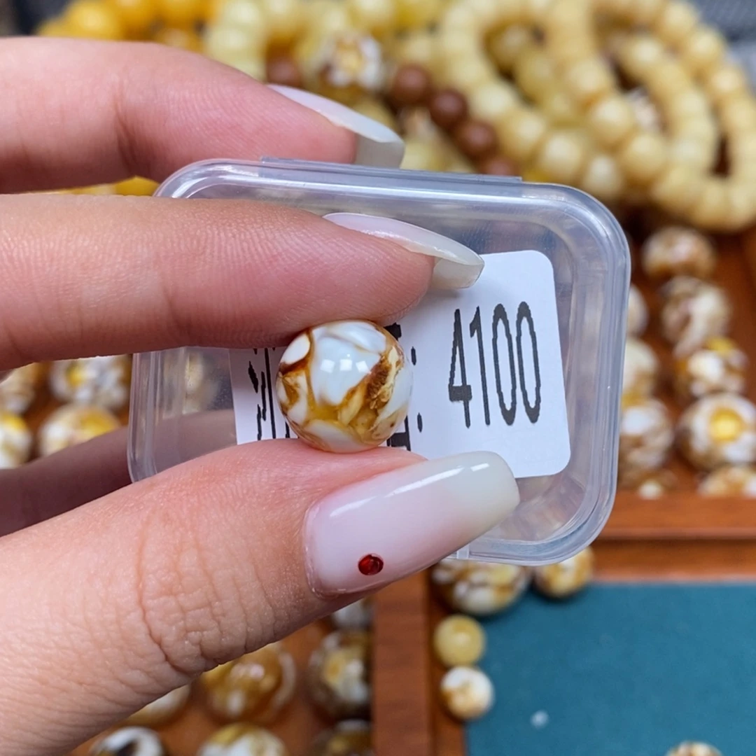 蜜蜡未镶嵌珠宝奇石4100