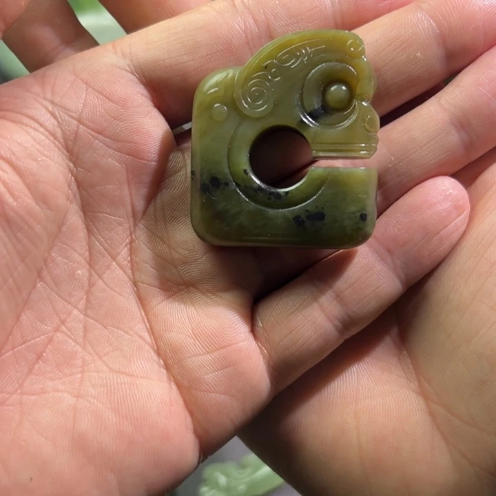 和田玉颈饰未镶嵌玉*