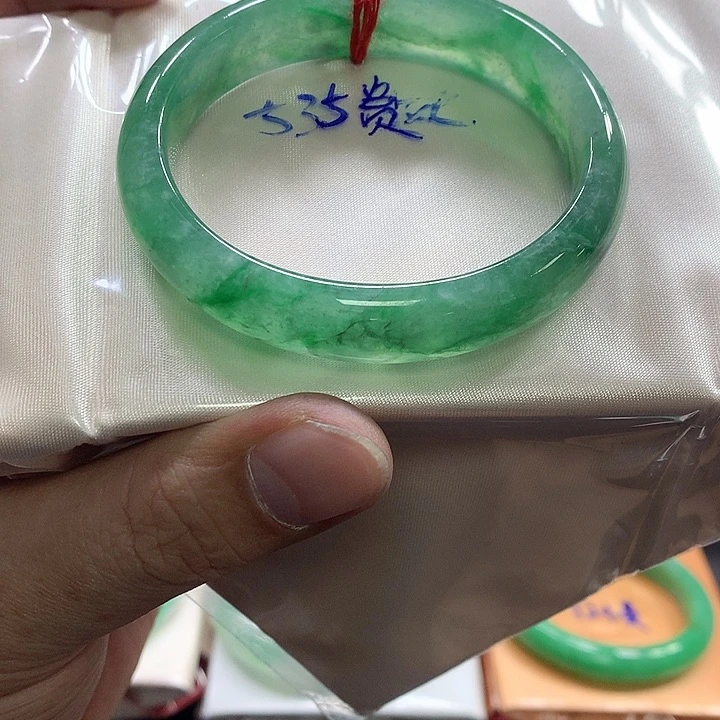 翡翠手镯未镶嵌翡翠