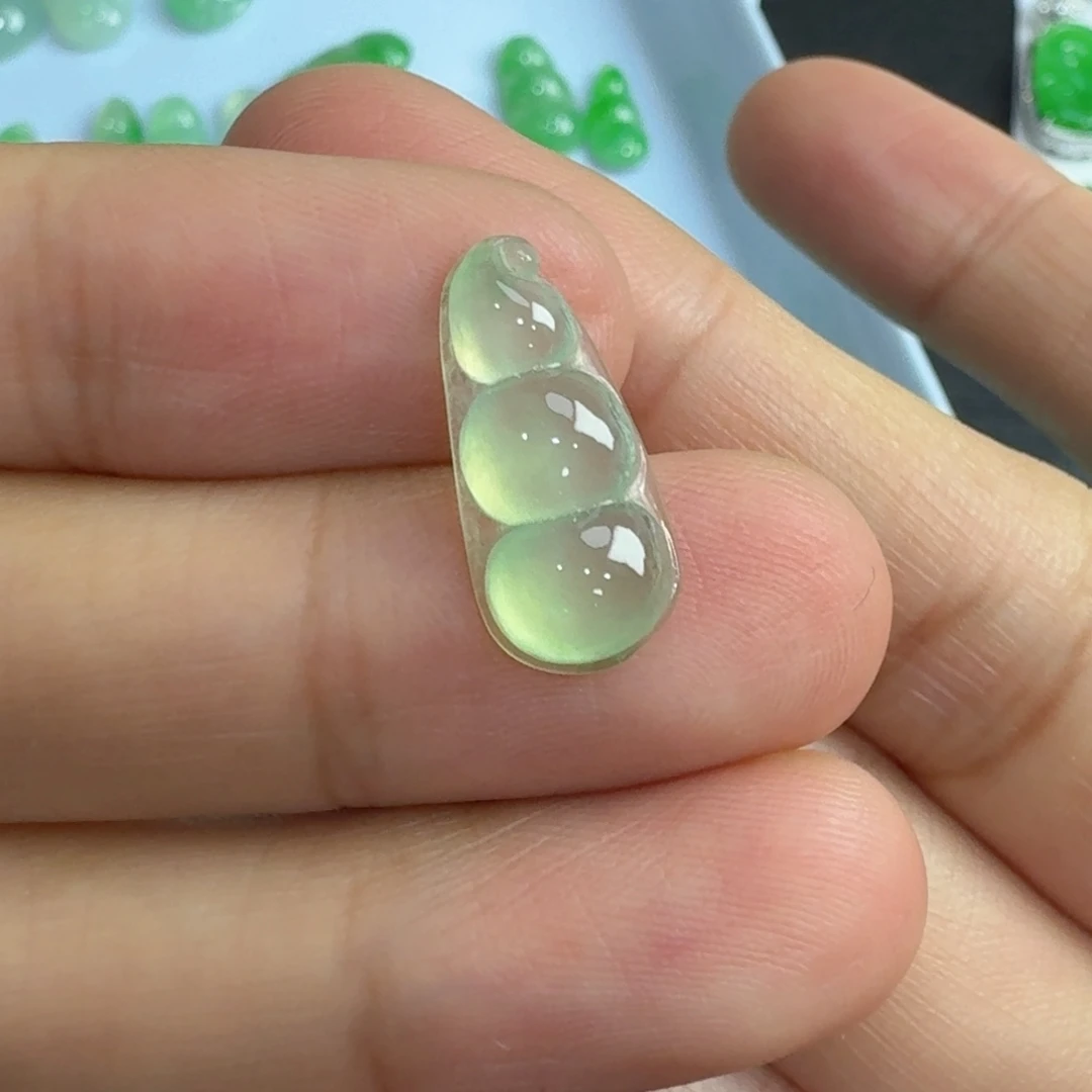 翡翠未镶嵌颈饰福豆