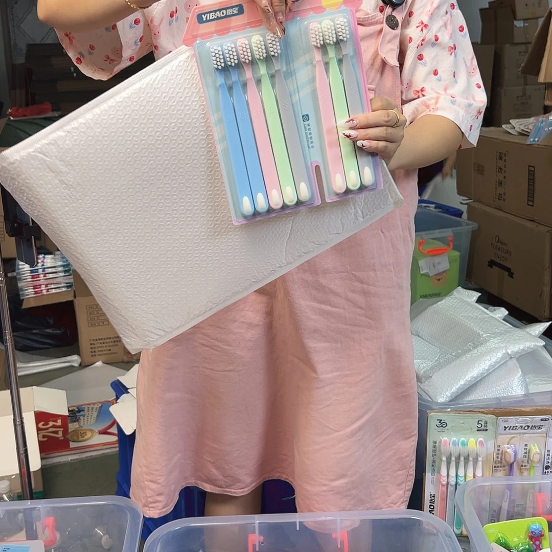 商超牙刷到手8支装成人牙刷