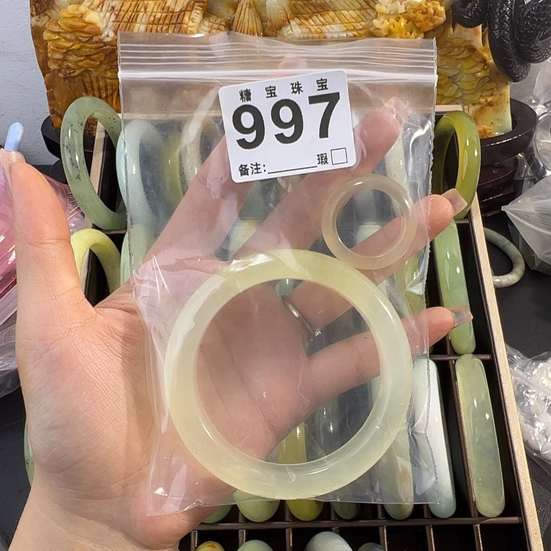 格***哟蛇纹石玉未镶嵌手镯