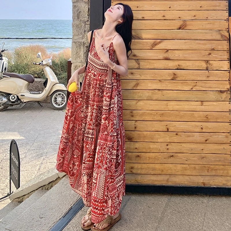 红色复古印花吊带连衣裙女海边度假风2025夏季新款收腰显瘦长裙子