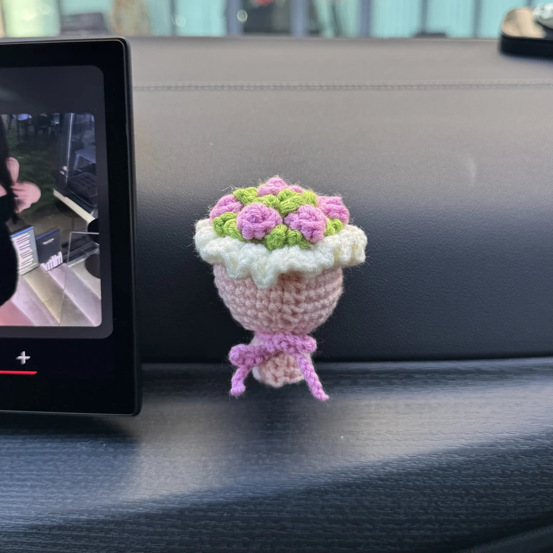 新款可爱迷你手捧花车载摆件手工编织迷你花束钩织针织毛线玫瑰