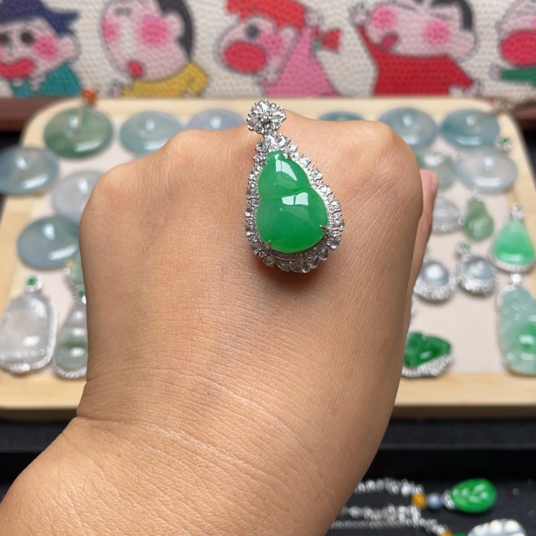 颈饰18K金镶嵌翡翠葫芦