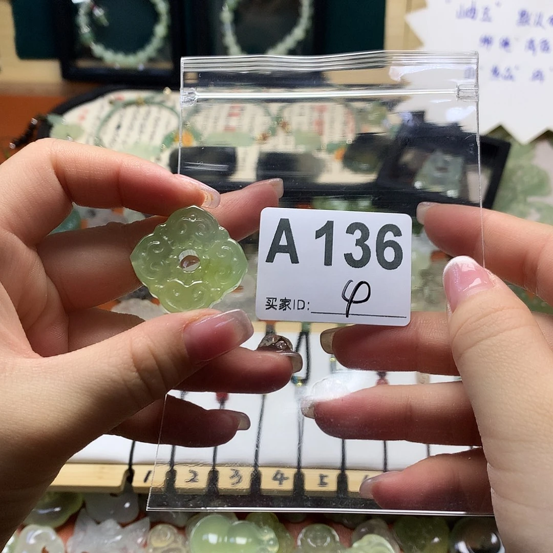 蛇纹石玉颈饰合金清*