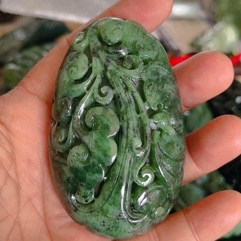 蛇纹石玉颈饰未镶嵌?****狂