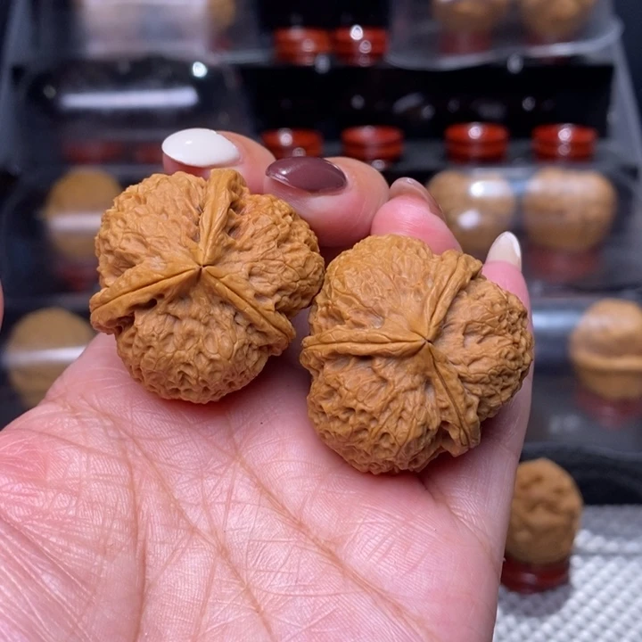 文玩核桃把件 天狼三棱…………96