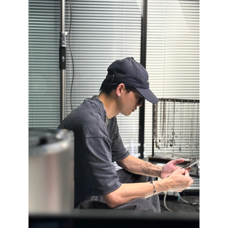 帅炸裂八字扣造型围巾