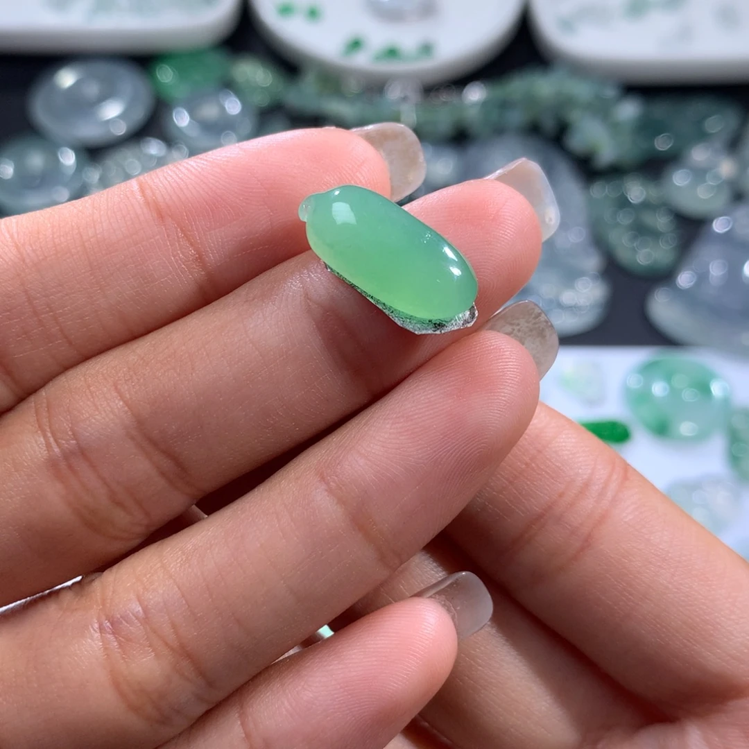 翡翠裸石未镶嵌满色冰绿瓜