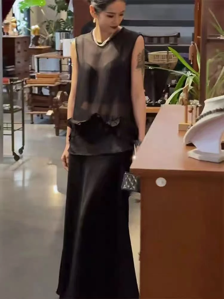 2025年轻奢高级感法式复古气质轻熟黑色无袖背心女荷叶边拼接上衣