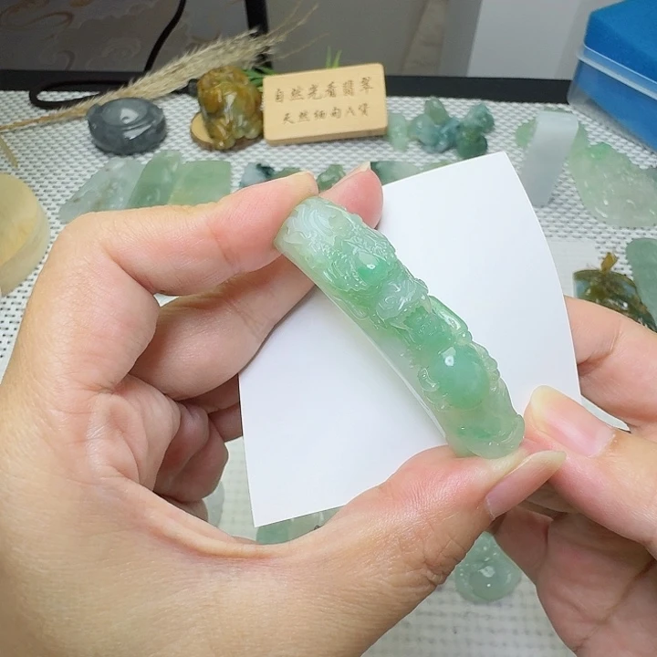 定制翡翠未镶嵌手牌