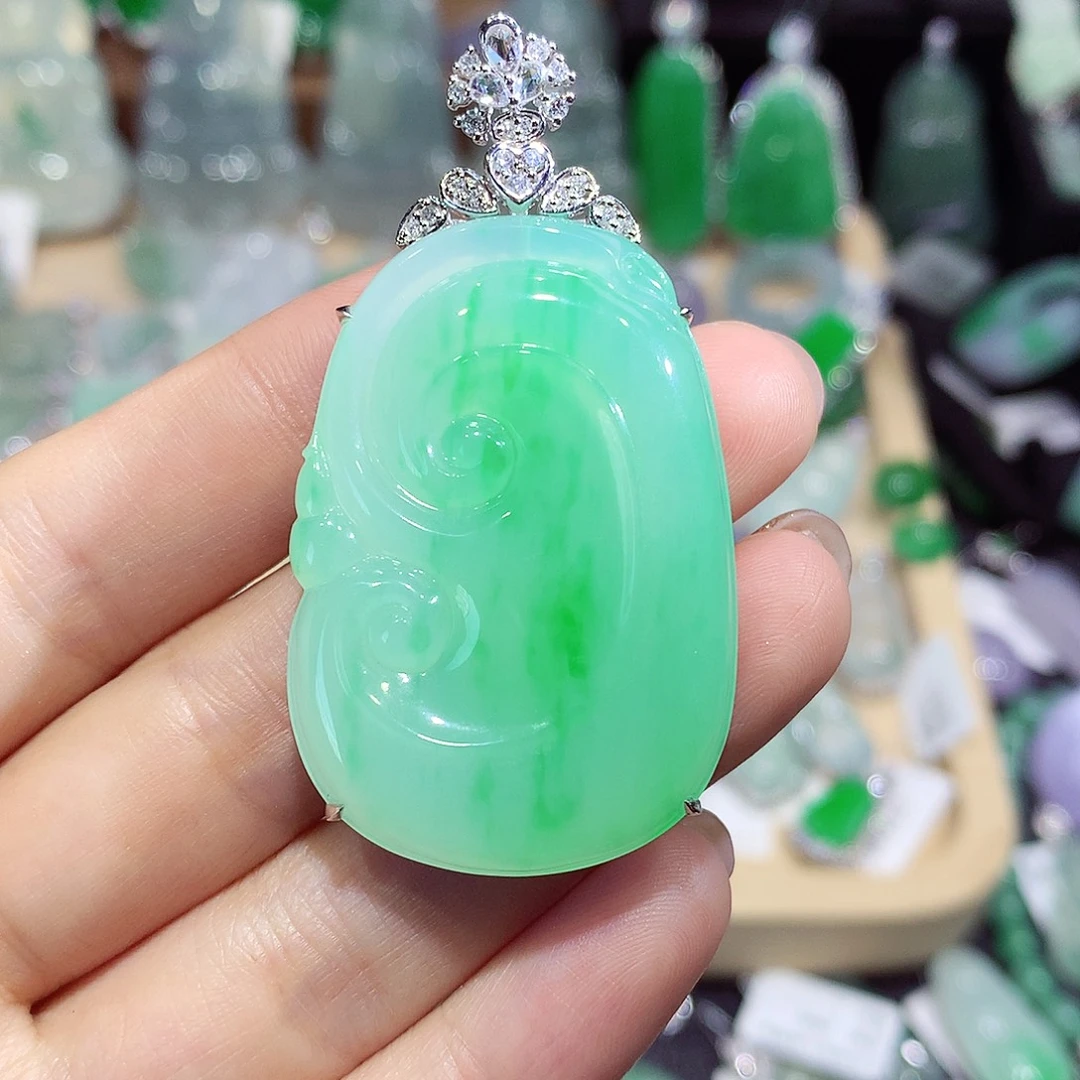 翡翠18K金镶嵌颈饰如意