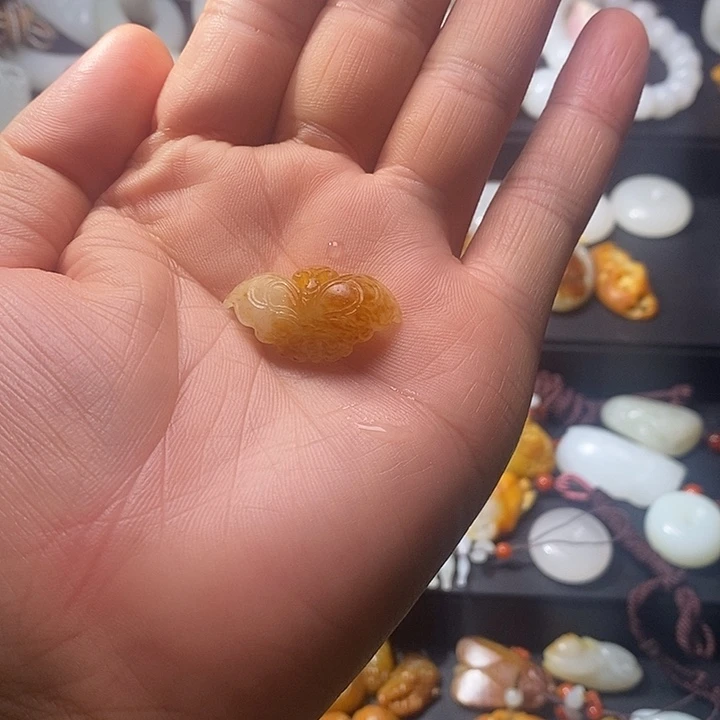 未镶嵌和田玉（黄玉）挂件