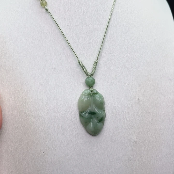 透闪石-蛇纹石玉未镶嵌颈饰