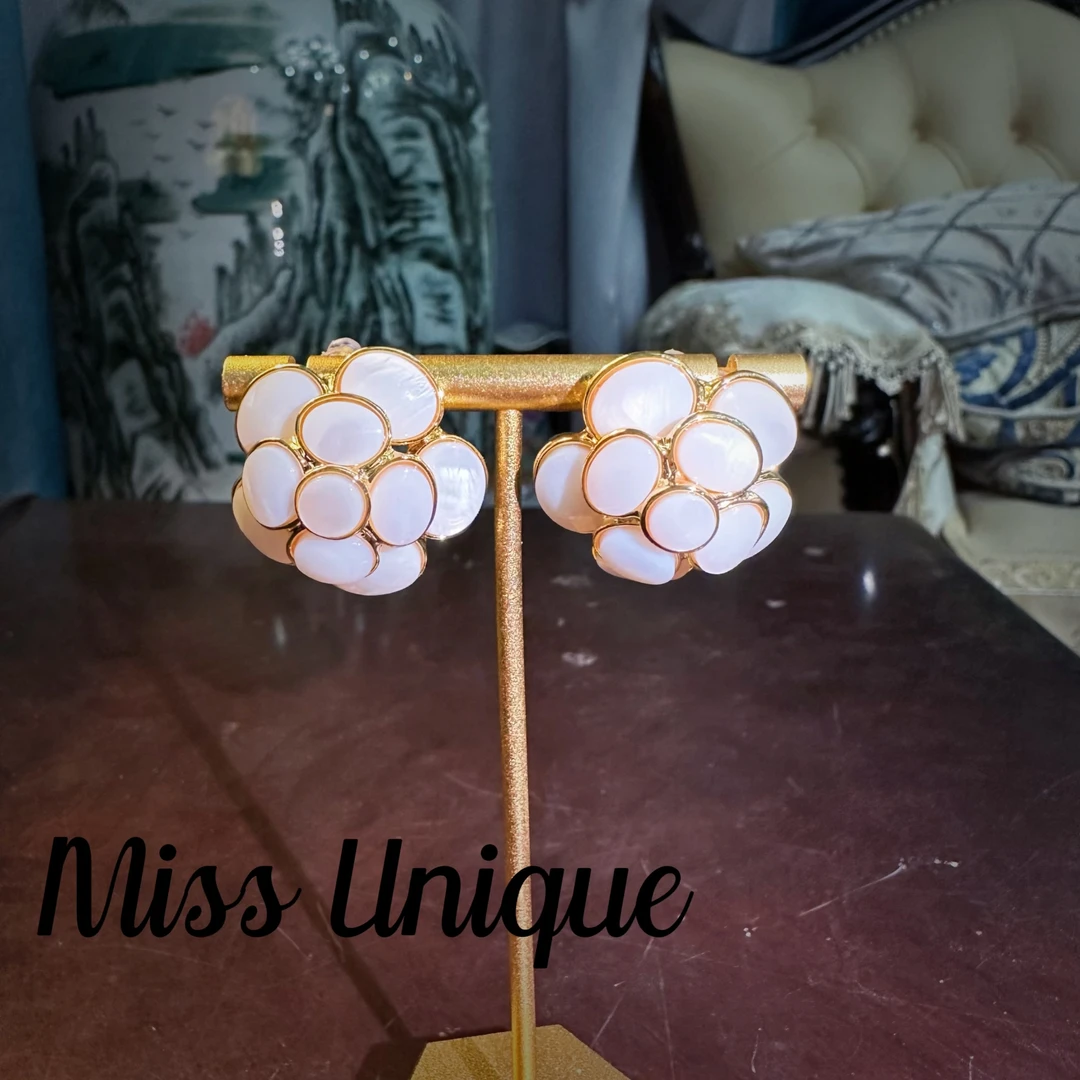 S6584白色玉兰花耳环