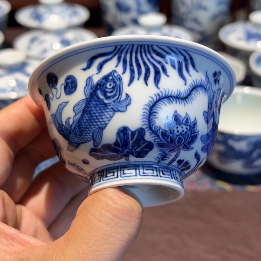 精品青花鱼藻纹小压手杯口径约8.7厘米