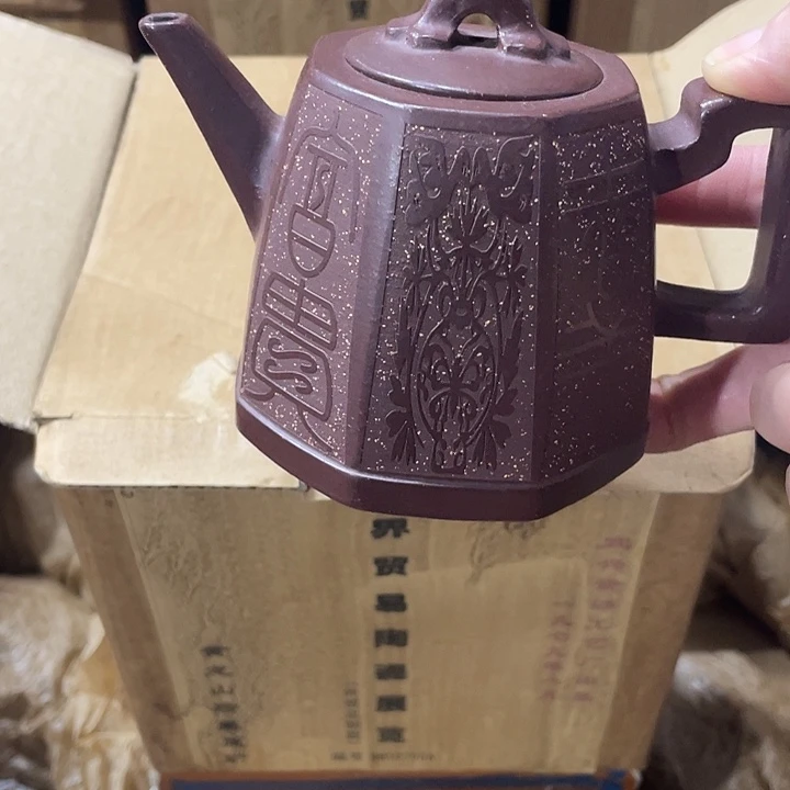 茶壶紫砂矿泥料手工制作的一把紫砂壶。