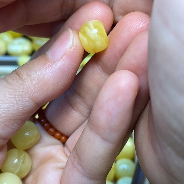 强***哥未镶嵌琥珀珠宝奇石