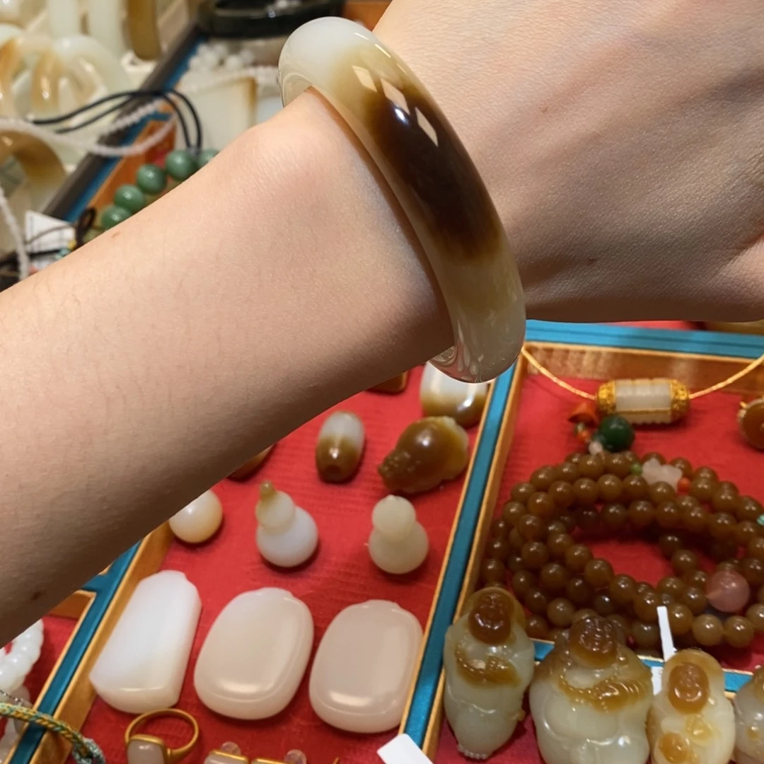 和田玉未镶嵌手镯