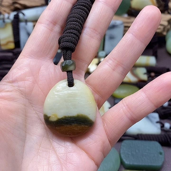 蛇纹石玉未镶嵌颈饰