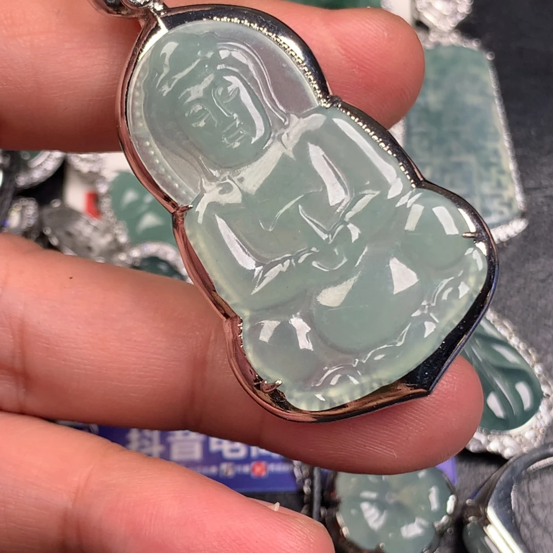 翡翠未镶嵌颈饰观音