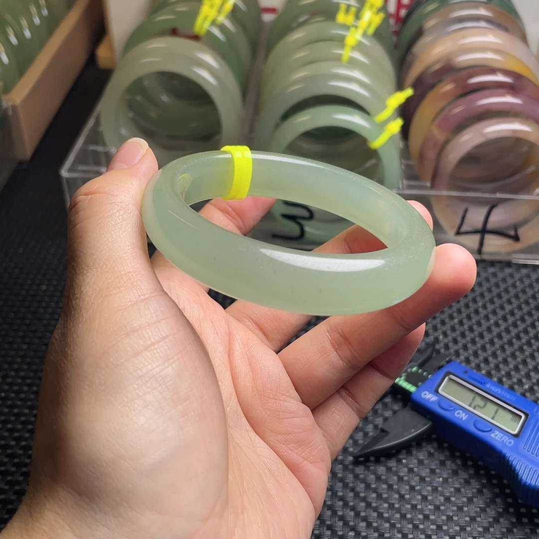 未镶嵌手镯石英质玉