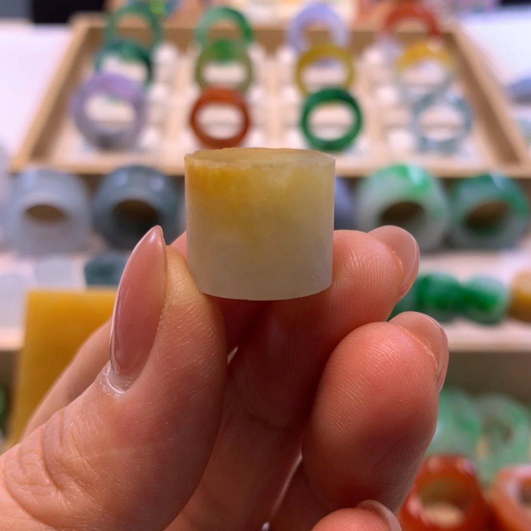 卡***多定制翡翠未镶嵌翡翠